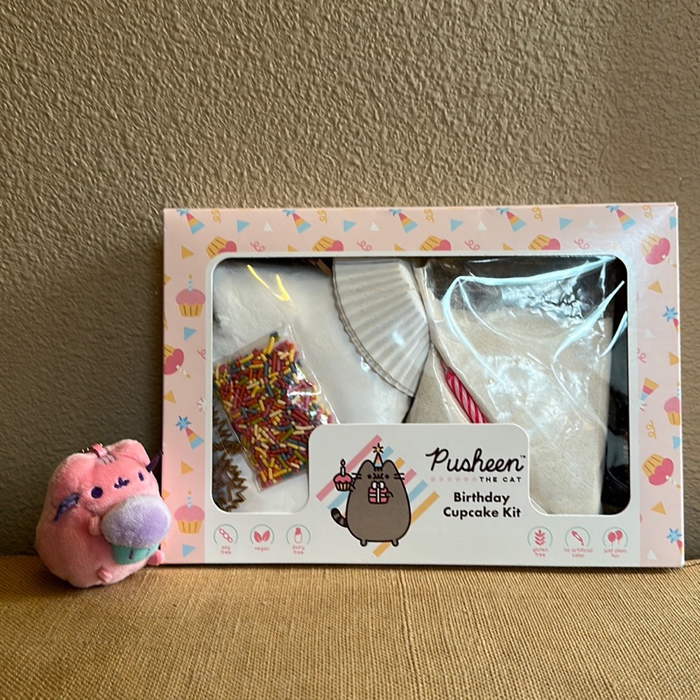 Mini Plush Pusheen w Cupcake Surprise Gund Pink and Pusheen baking kit
